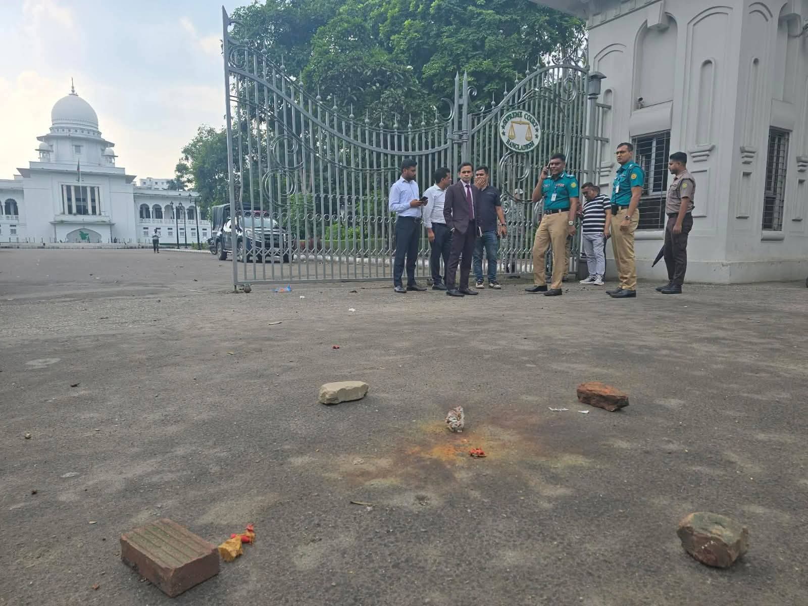চলন্ত মোটরসাইকেল থেকে ককটেল ছোড়া হয় সুপ্রিম কোর্টের মেইন গেটে