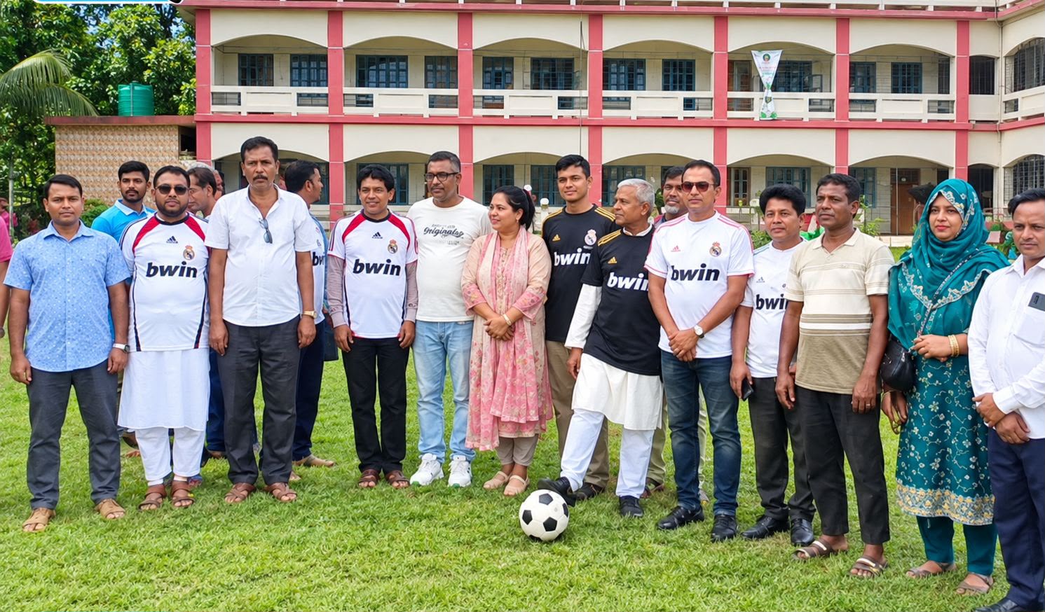 শিক্ষক-কর্মচারী বনাম ম্যানেজিং কমিটির সদস্যদের মধ্যে প্রীতি ফুটবল ম্যাচ অনুষ্ঠিত